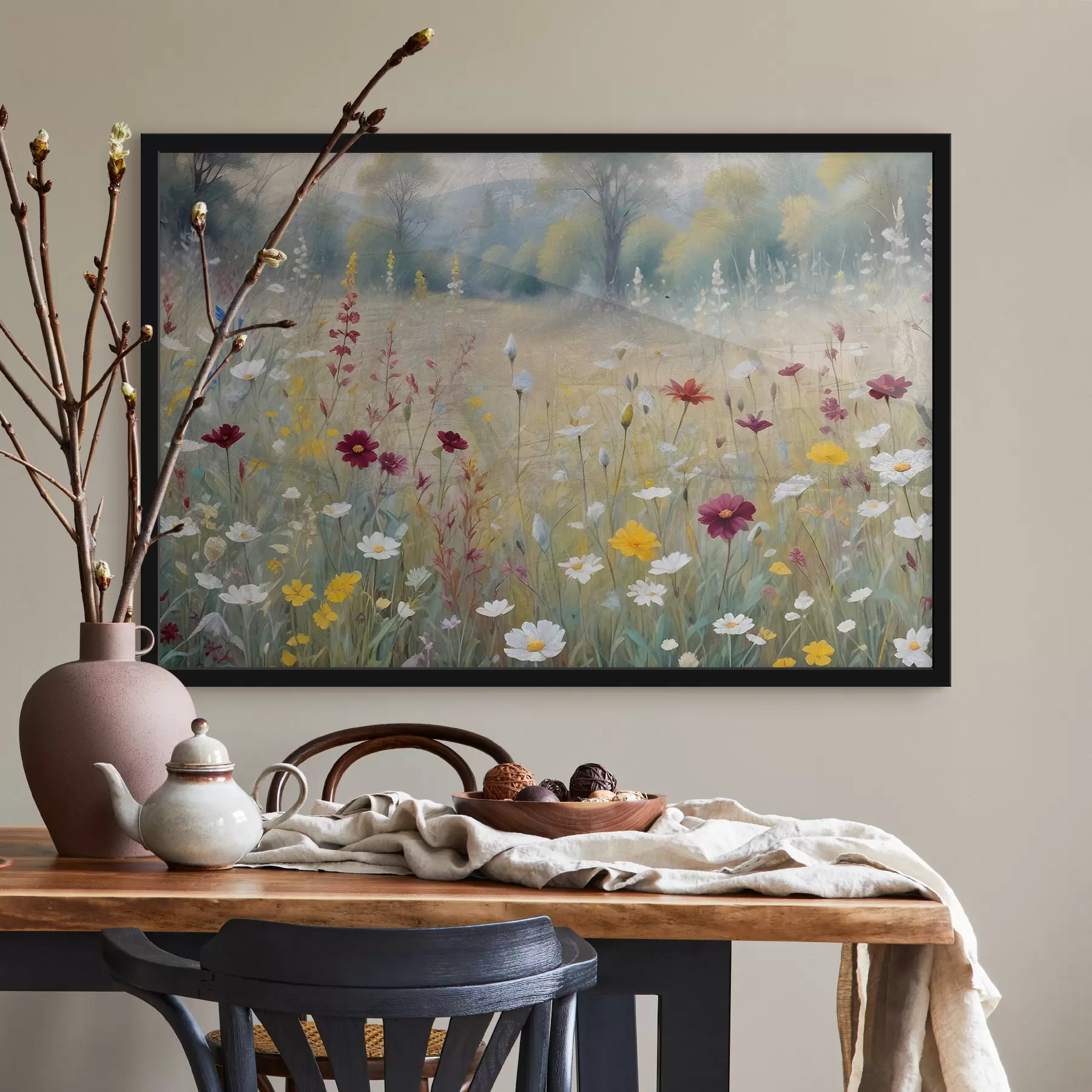 Fototapetes Krāsaina pļava ar savvaļas ziediem ar izplūdušu mežu fonā f38368