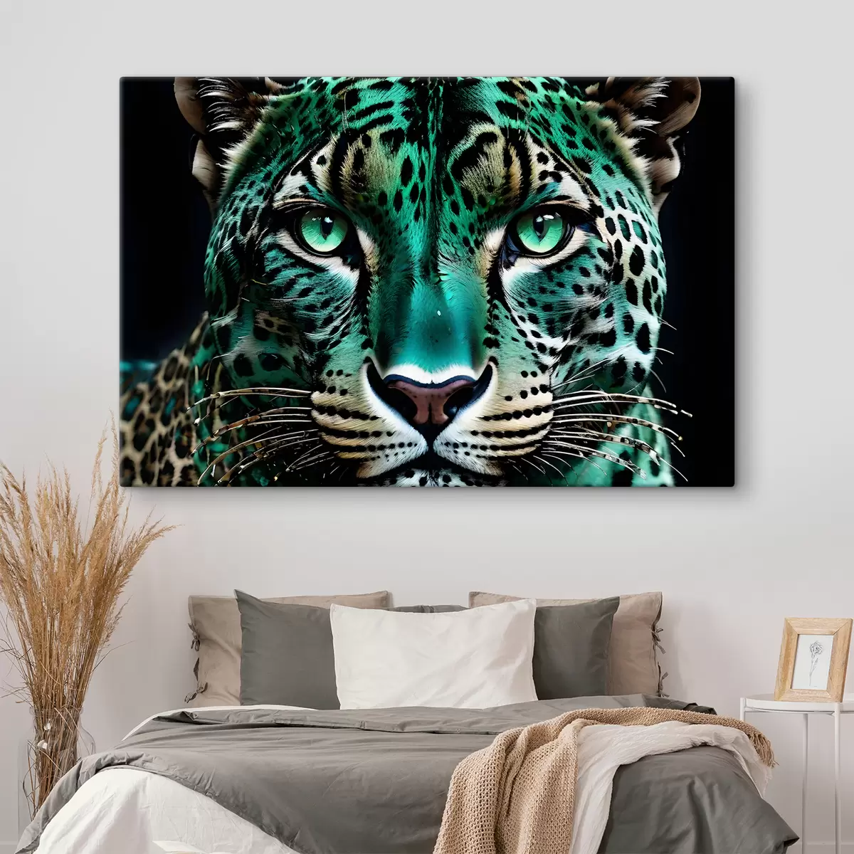Glezna Tuvplāna portrets ar niknu zaļacu leopardu ar košu tirkīzzilu un melni plankumainiem kažokiem s38979