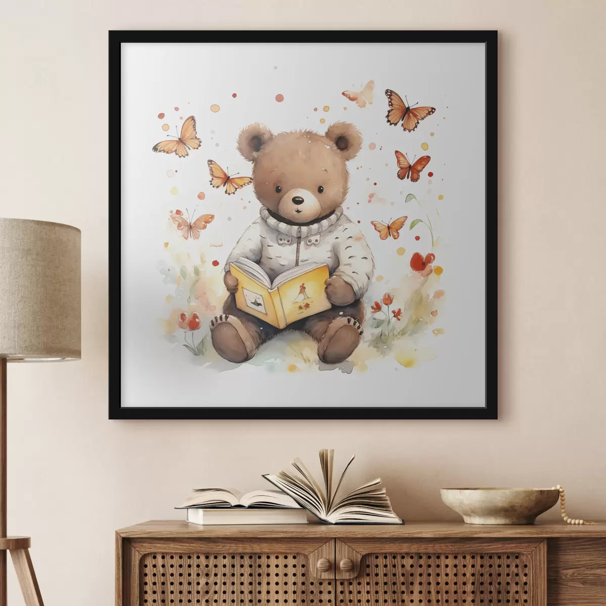 Plakāts Brūns lācis džemperī lasa grāmatu, ko ieskauj akvareļu tauriņi f39025