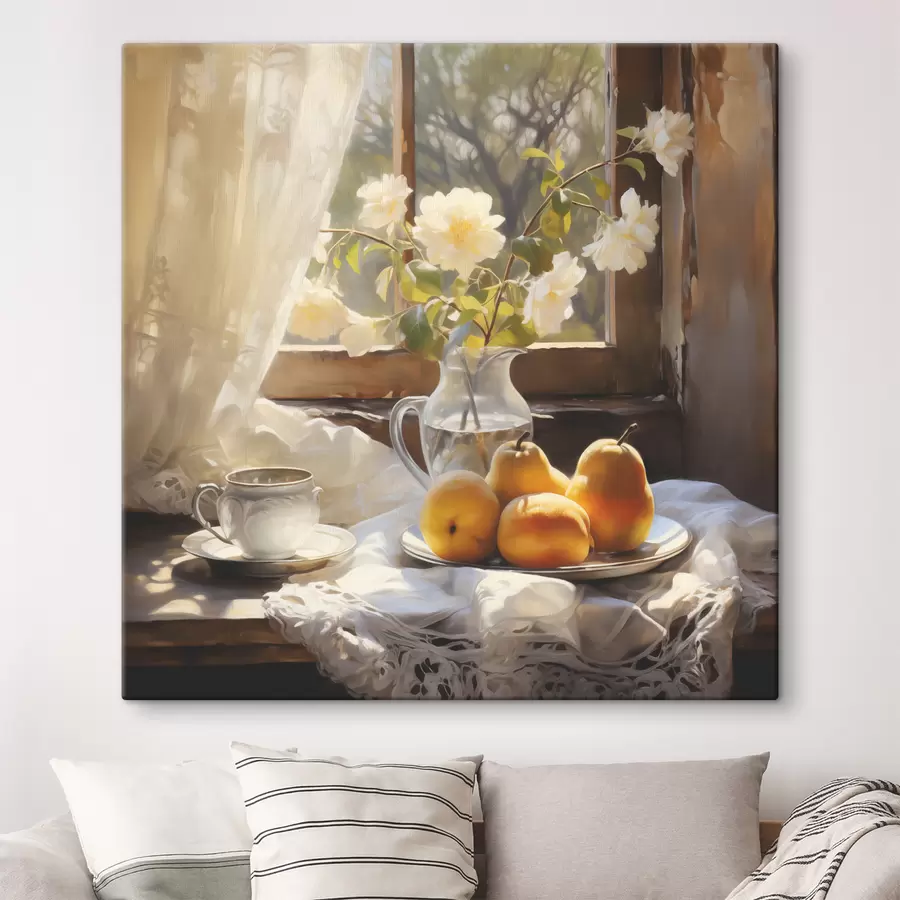 Fototapetes Lauku stila klusā daba no dzelteniem nogatavojušiem bumbieriem uz šķīvja uz galda pie loga, baltas rozes stikla krūzē, balti mežģīņu aizkari s39129