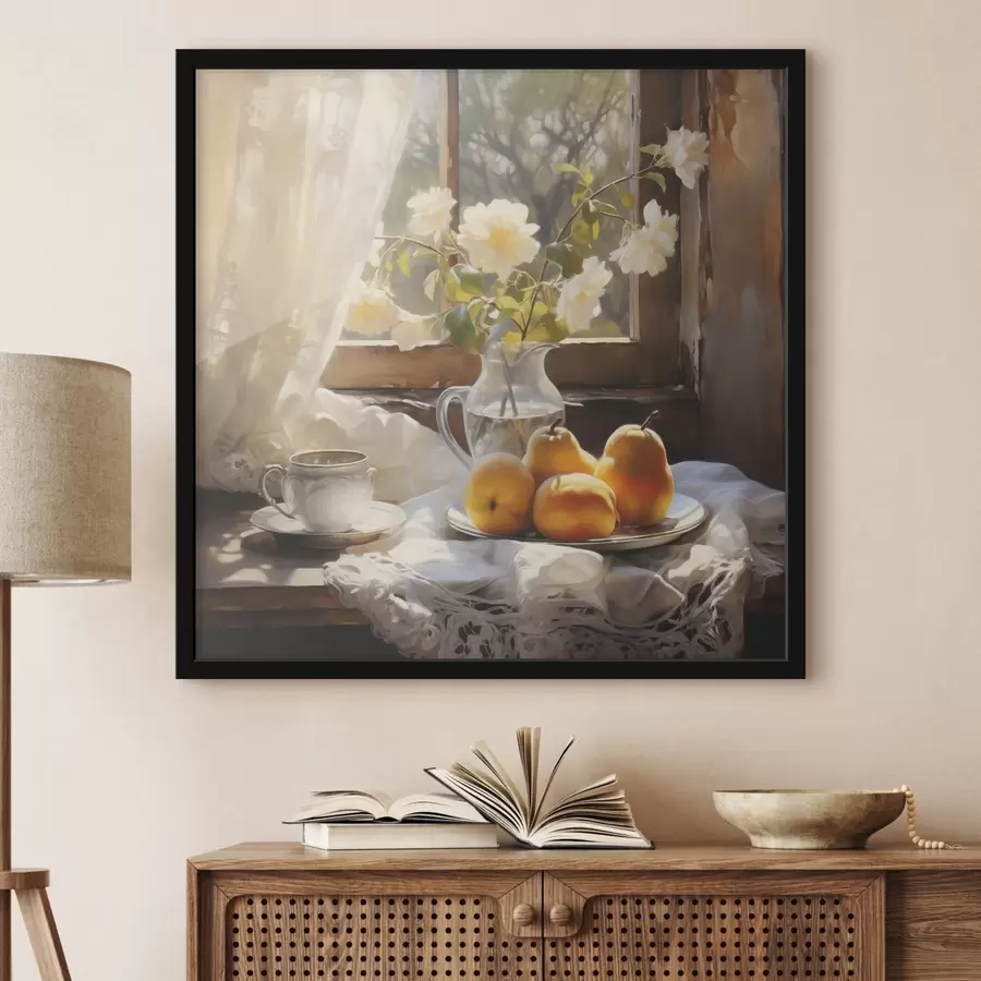 Fototapetes Lauku klusā daba ar dzelteniem nogatavojušies bumbieri uz šķīvja uz galda pie loga, baltas rozes stikla krūzī, balti mežģīņu aizkari f39129