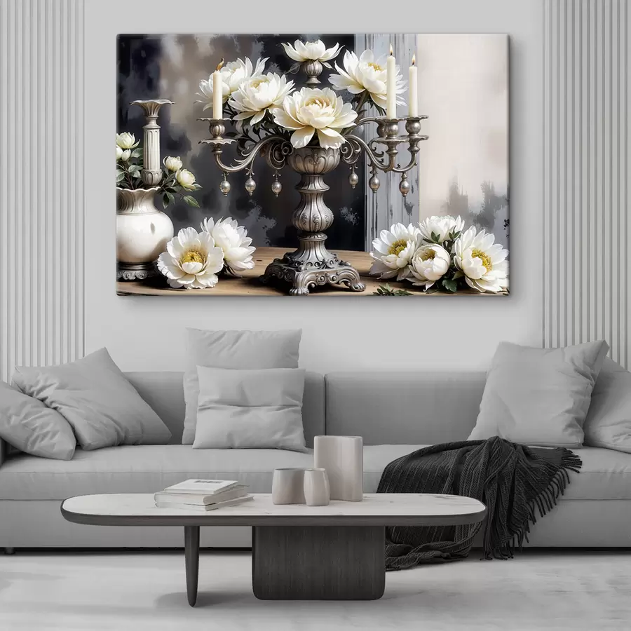 Glezna Lielu baltu dāliju ziedu pušķis greznā sudraba vāzē, ko ieskauj aizdegtas sveces uz koka galda s39384