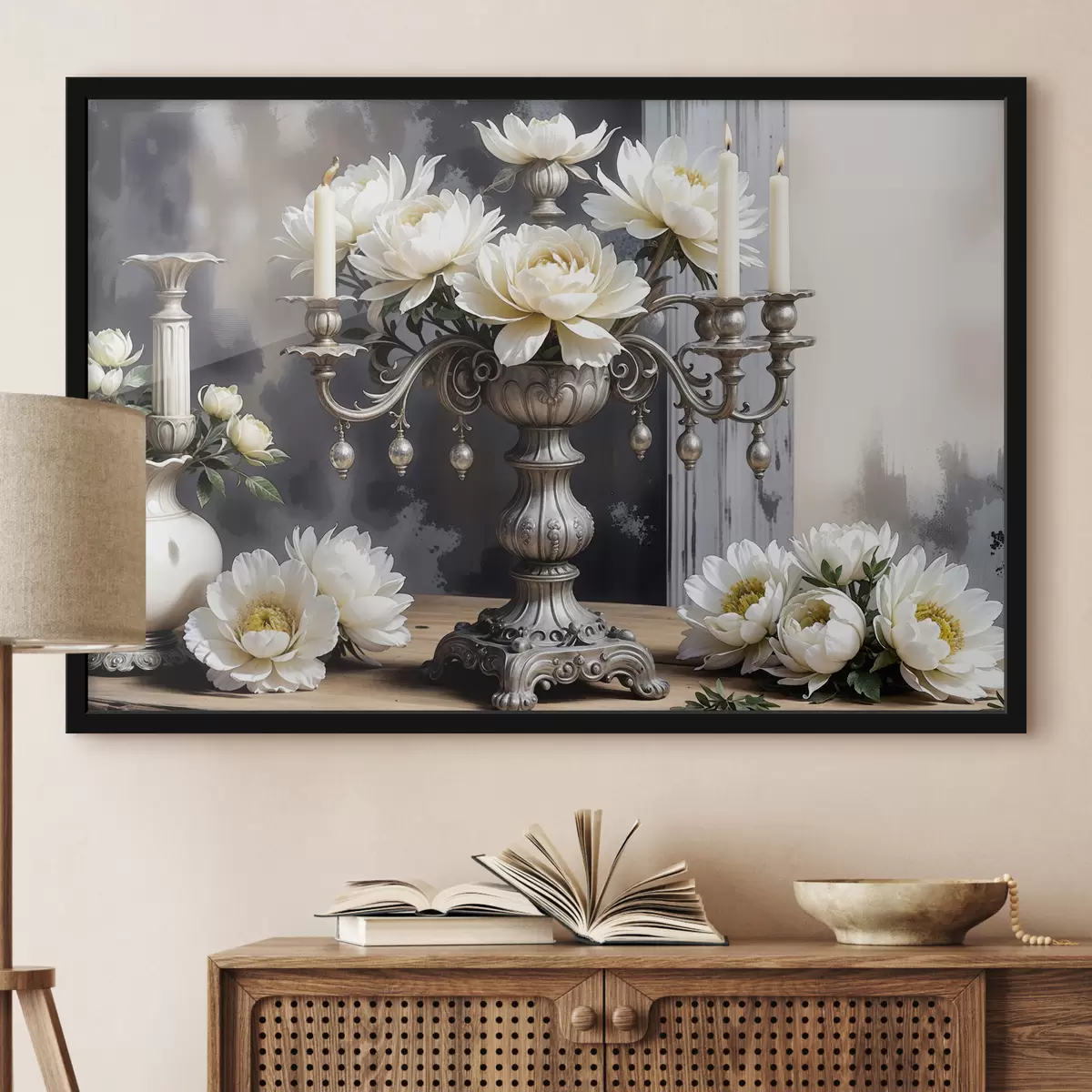 Plakāts Lielu baltu dāliju ziedu pušķis greznā sudraba vāzē, ko ieskauj aizdegtas sveces uz koka galda f39384