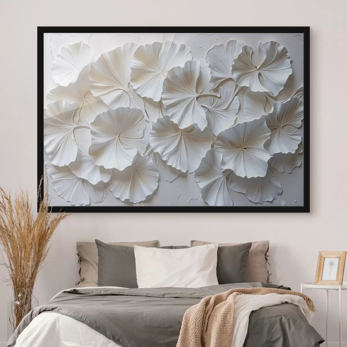 Plakāts Smalki balti ziedi, kas sakārtoti dabiskā, organiskā rakstā uz gaiša fona f39510