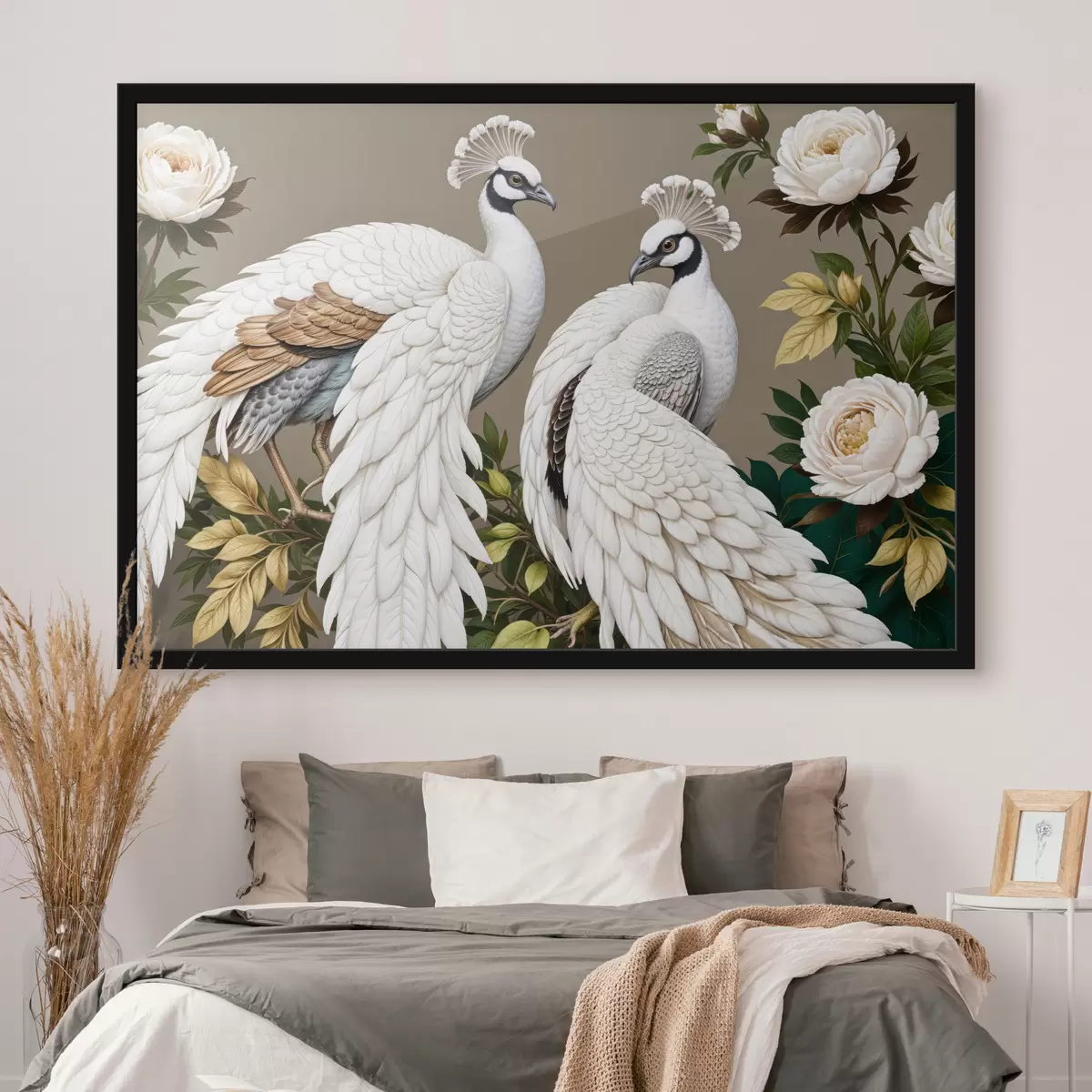 Plakāts Divi balti pāvi ar greznām spalvām, uzsēdušies uz zara ar ziediem f40022