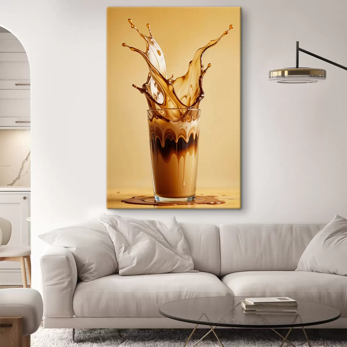 Glezna Glāze piepildīta ar kafiju ar dramatisku šļakatu efektu, radot abstraktu un dinamisku vizuālo izskatu s40165