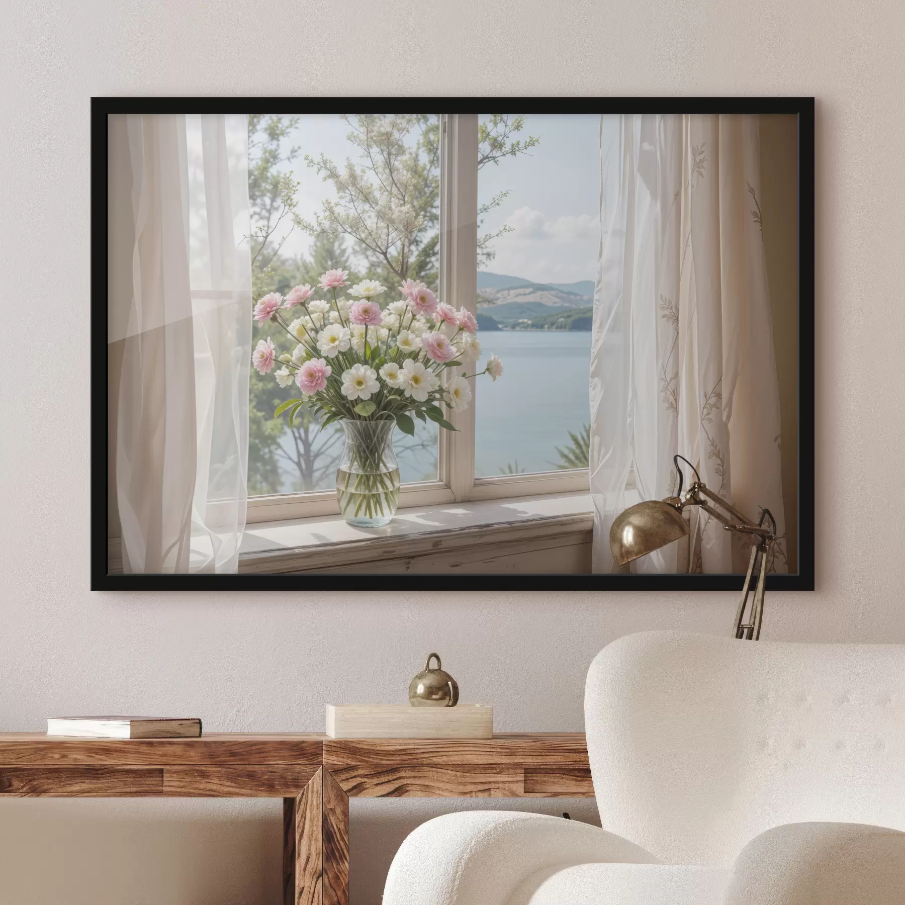 Fototapetes Rozā un baltu ziedu pušķis stikla vāzē, kas novietota uz palodzes, ar gleznainu ezeru un kalniem f40151