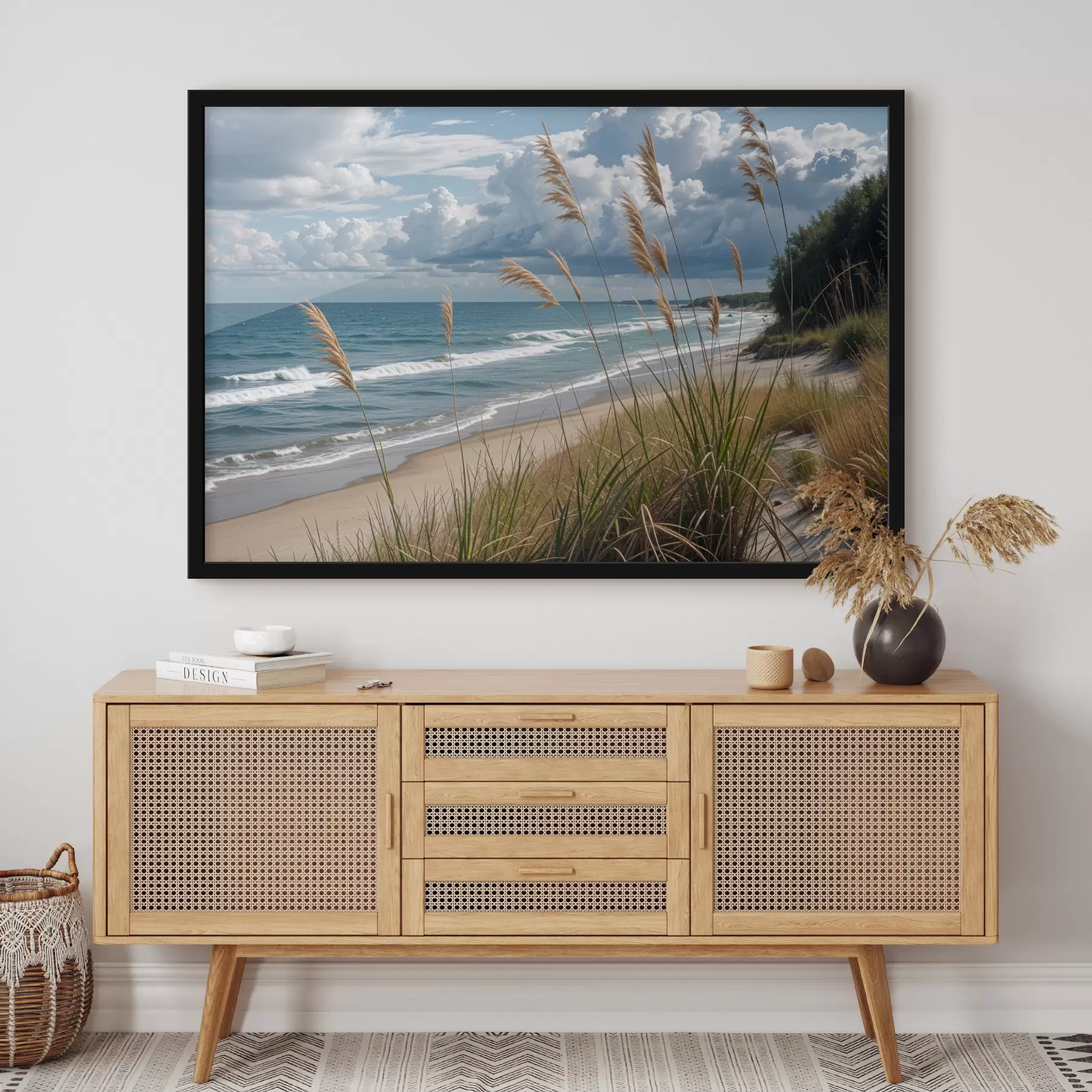 Fototapetes Gleznaina pludmale ar augstu zāli, kas šūpojas vējā, ar skatu uz okeānu ar kraukšķīgiem viļņiem un mākoņainām debesīm f40161