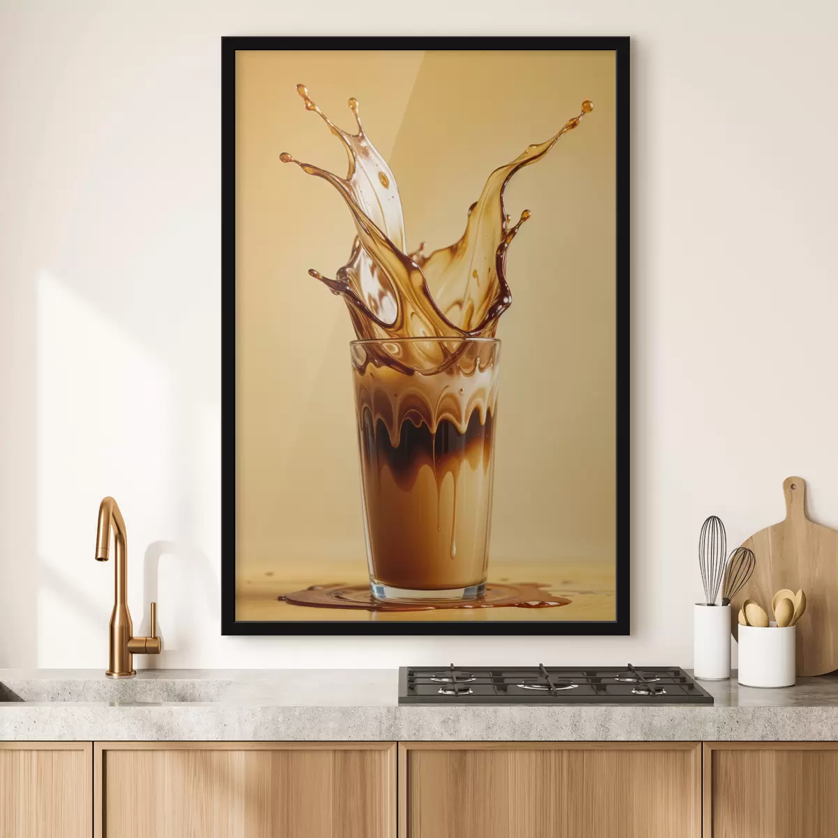 Plakāts Glāze piepildīta ar kafiju ar dramatisku šļakatu efektu, radot abstraktu un dinamisku vizuālo izskatu f40165