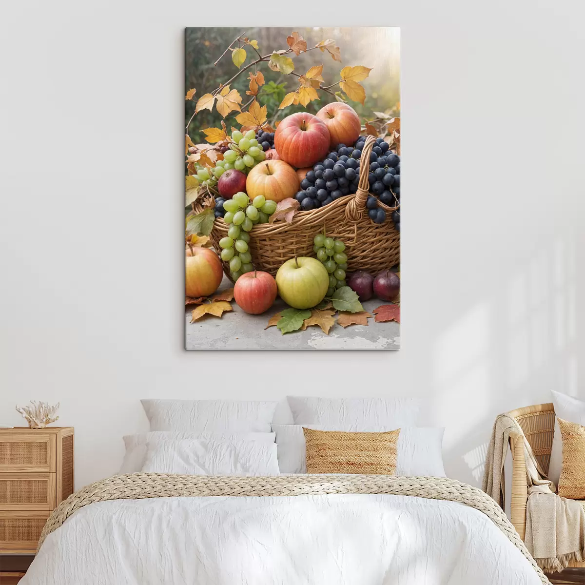 Glezna Grozs, kas piepildīts ar dažādiem rudens augļiem, tostarp āboliem, vīnogām un bumbieriem, ko ieskauj kritušās lapas s40409