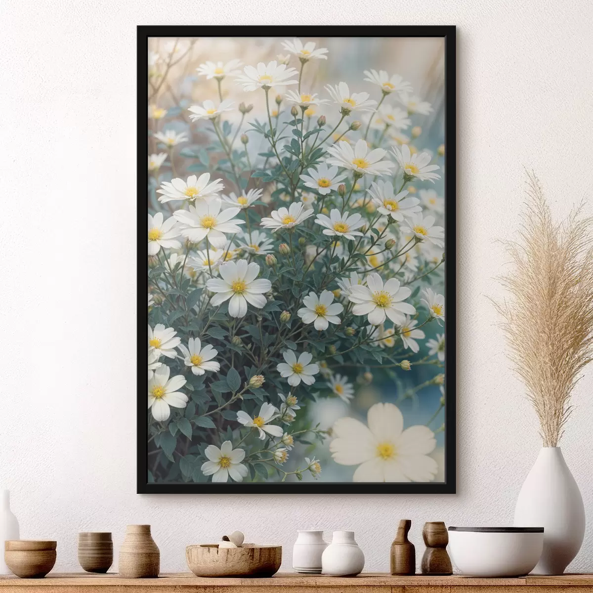 Plakāts Baltu margrietiņu ziedu lauks ar zaļu lapotni uz neskaidra fona f40413