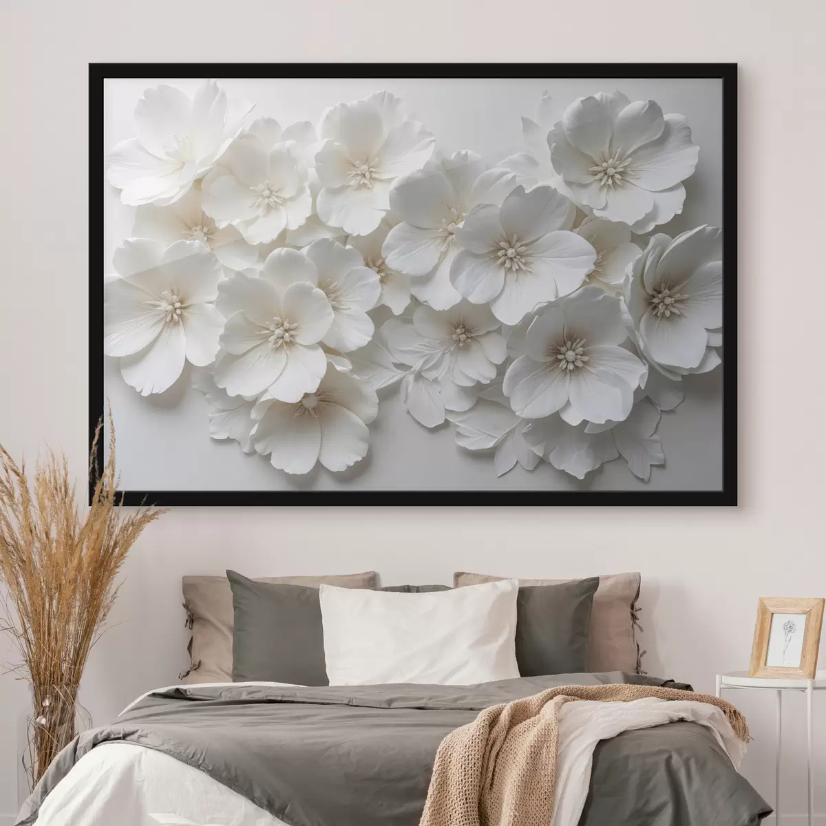 Plakāts Balti ziedi ar smalkām ziedlapiņām, kas sakārtotas skaistā ziedu rakstā uz gaiša fona f40548