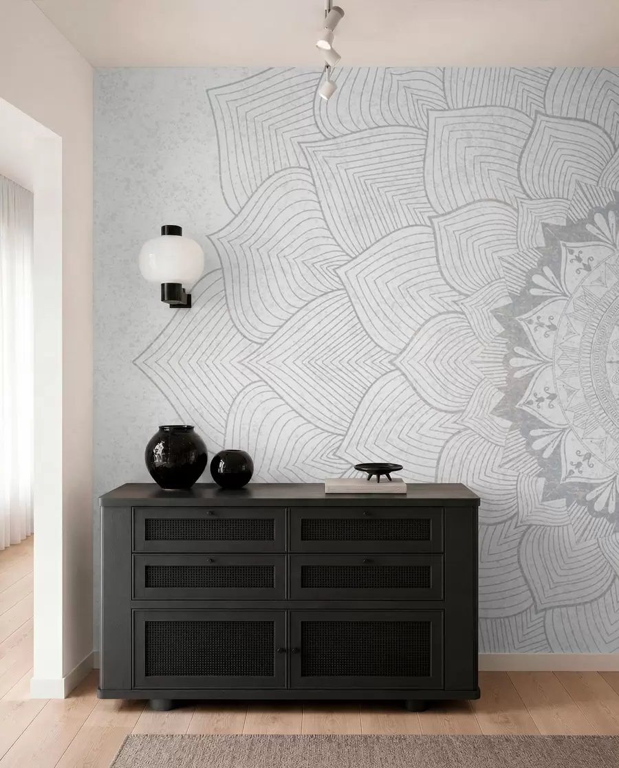 Fototapetes Apaļa mandala, tapetes jogas telpai vai personīgās telpas harmonizēšanai. Sienas mandala pelēkos toņos uz teksturēta neviendabīga fona w01088v2