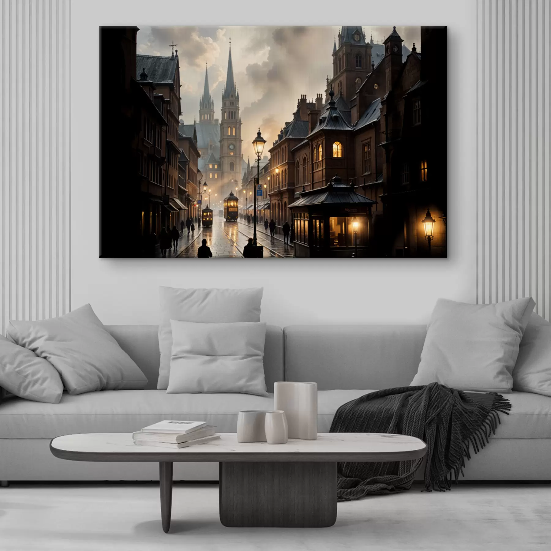 Fototapetes Lietains vakars vecā Eiropas pilsētā ar bruģētām ielām, vēsturiskām ēkām un garām braucošu tramvaju s40604