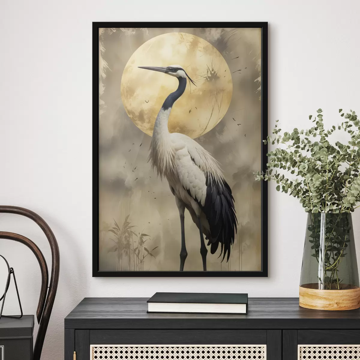 Plakāts Majestātiska pelēka dzērve, kas stāv liela pilnmēness priekšā, ar izplūdušu dabisku fonu f40591