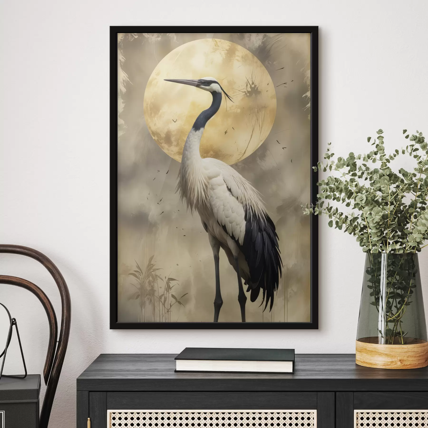 Fototapetes Majestātiska pelēka dzērve, kas stāv liela pilnmēness priekšā, ar izplūdušu dabisku fonu f40591