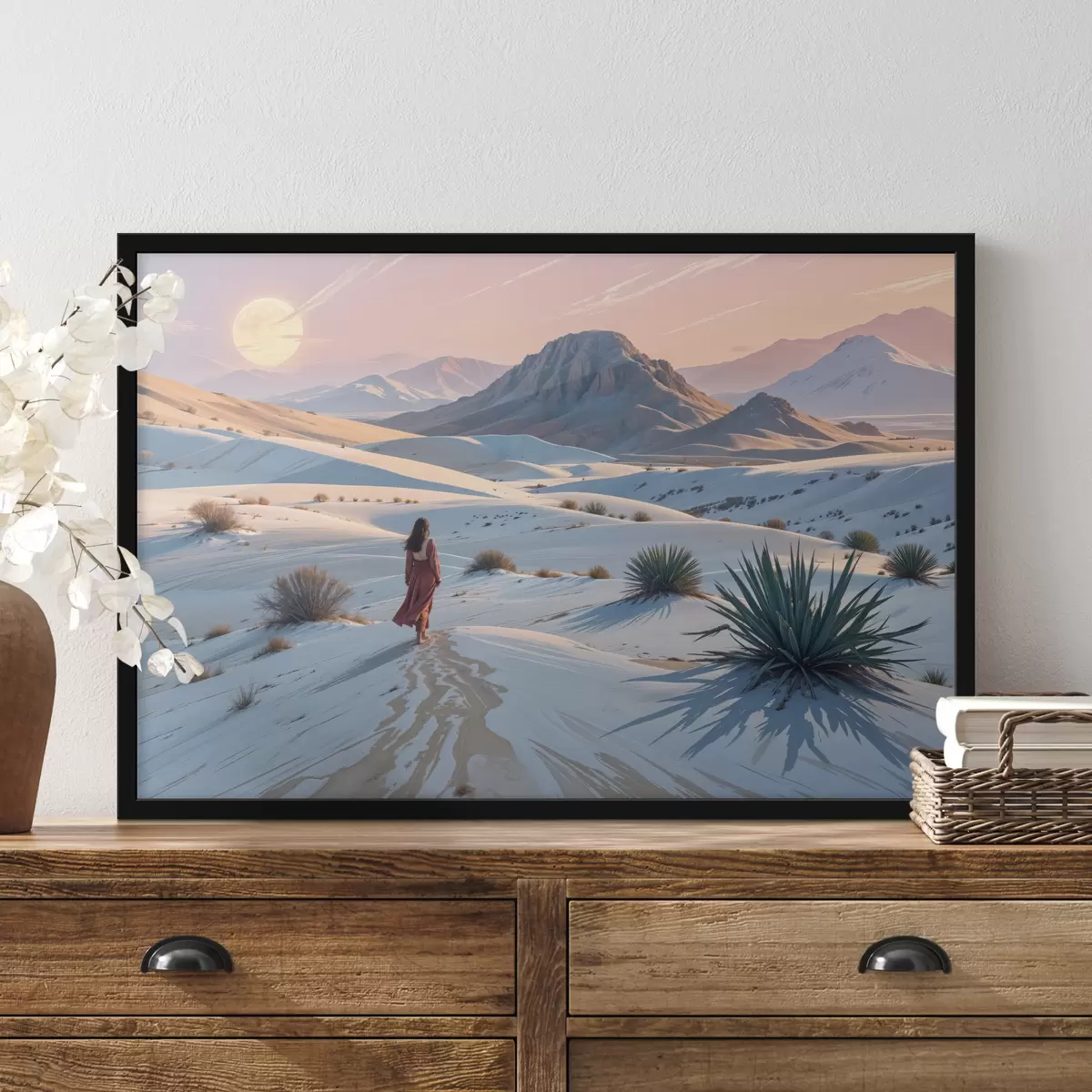 Plakāts Sieviete sarkanā kleitā tuksneša ainavā ar kalnu fonā un smilšu kāpām f40603