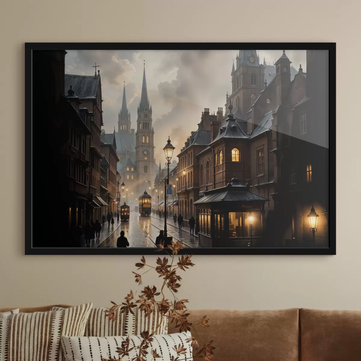 Plakāts Lietains vakars vecā Eiropas pilsētā ar bruģētām ielām, vēsturiskām ēkām un garām braucošu tramvaju f40604