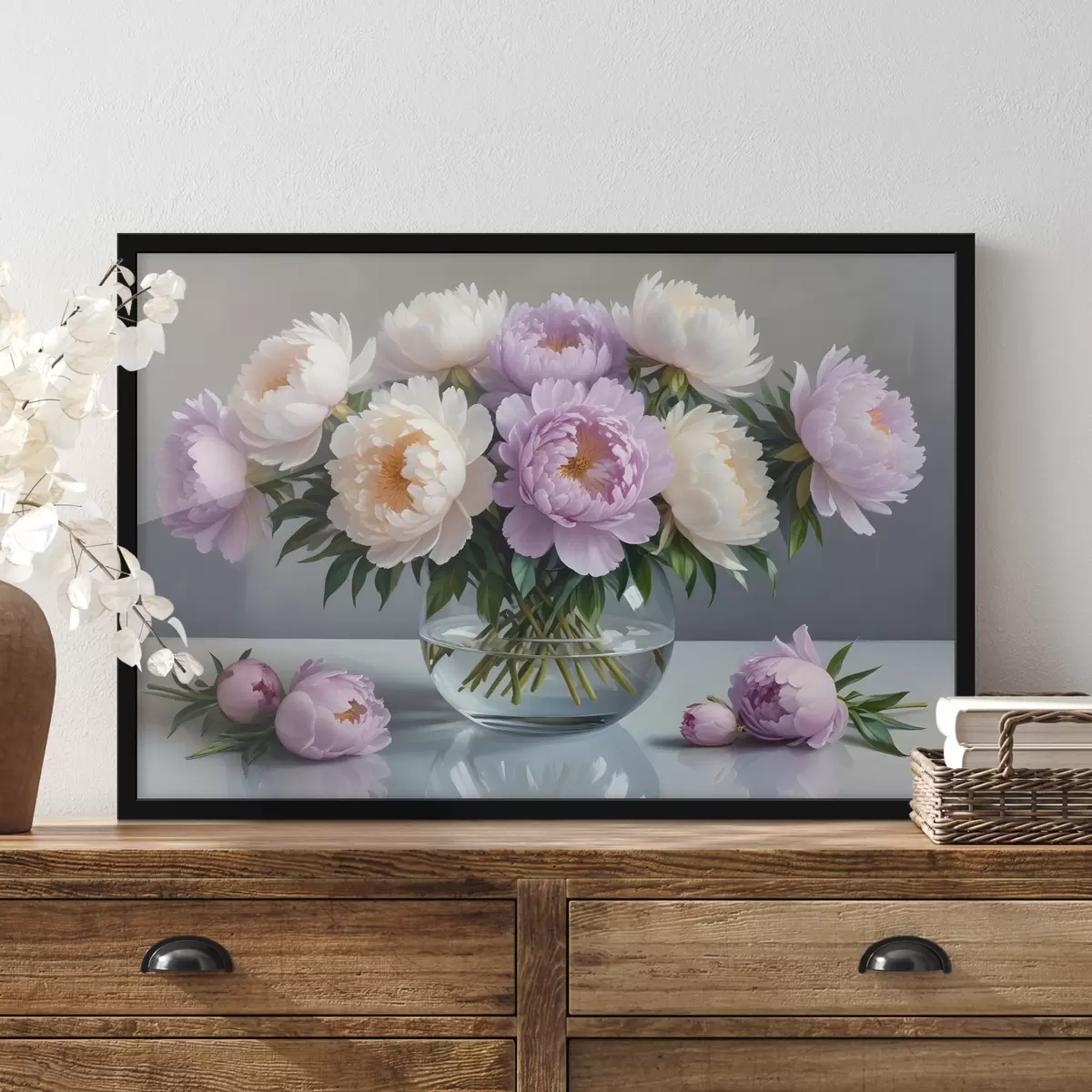 Plakāts Lielu, sulīgu baltu un rozā peoniju ziedu pušķis stikla vāzē uz pelēka fona f40610