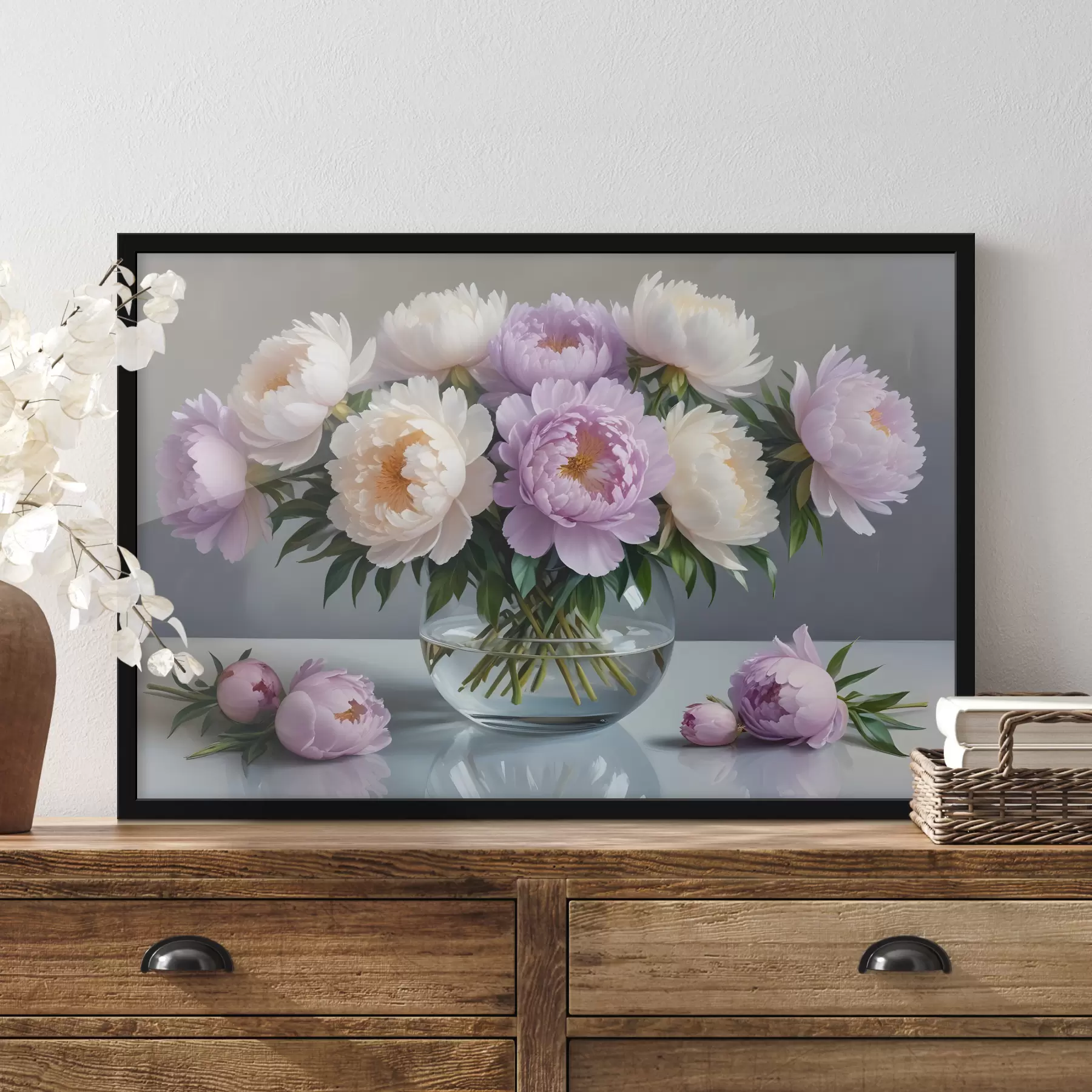 Fototapetes Lielu, sulīgu baltu un rozā peoniju ziedu pušķis stikla vāzē uz pelēka fona f40610