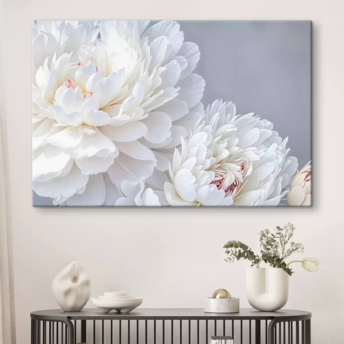 Glezna Balti peoniju ziedi ar maigiem, maigiem ziedlapiņām uz gaiši pelēka fona s41085