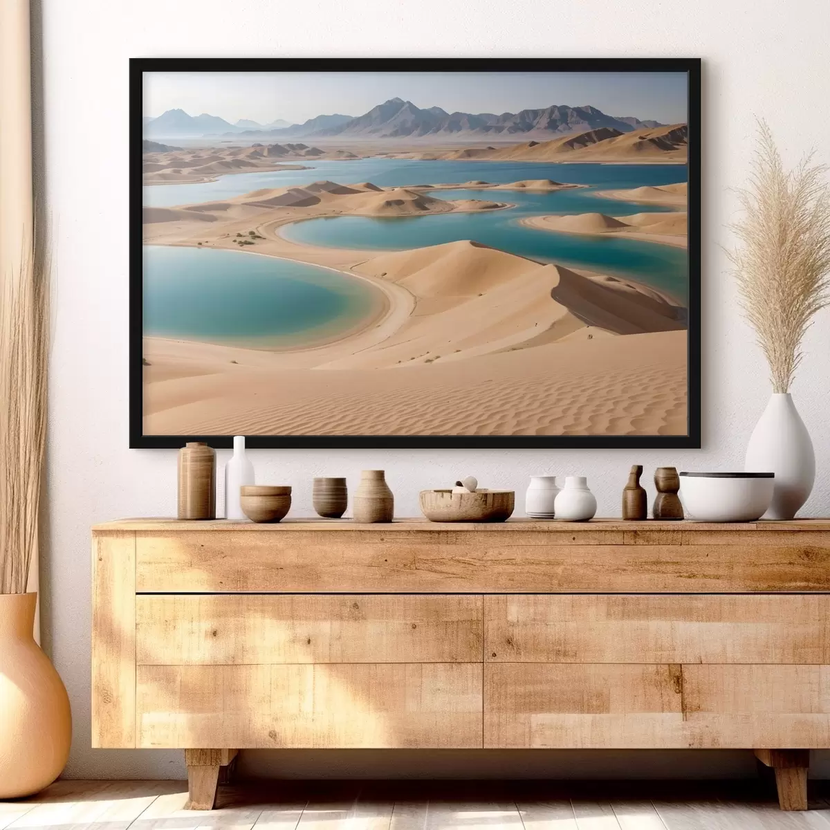 Plakāts Plaša tuksneša ainava ar smilšu kāpām un tirkīza ezeriem, ko ieskauj nelīdzeni kalni f41087