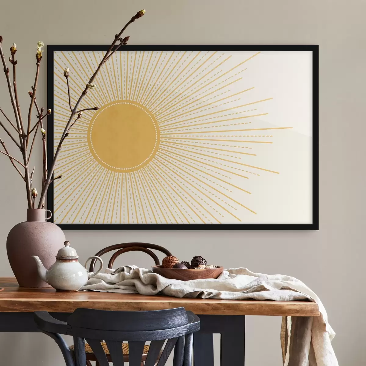 Plakāts Spilgti dzeltena saule ar starojošiem saules stariem uz gaiša fona, kas rada siltu un saulainu atmosfēru f41268