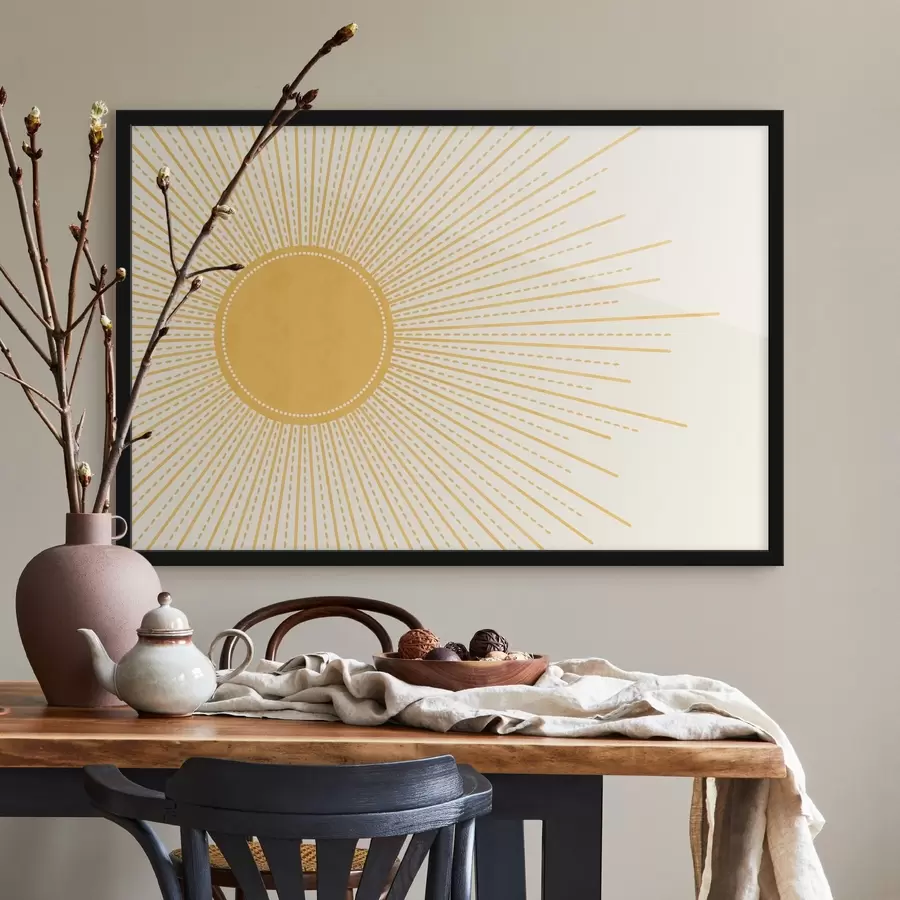 Fototapetes Spilgti dzeltena saule ar starojošiem saules stariem uz gaiša fona, kas rada siltu un saulainu atmosfēru f41268