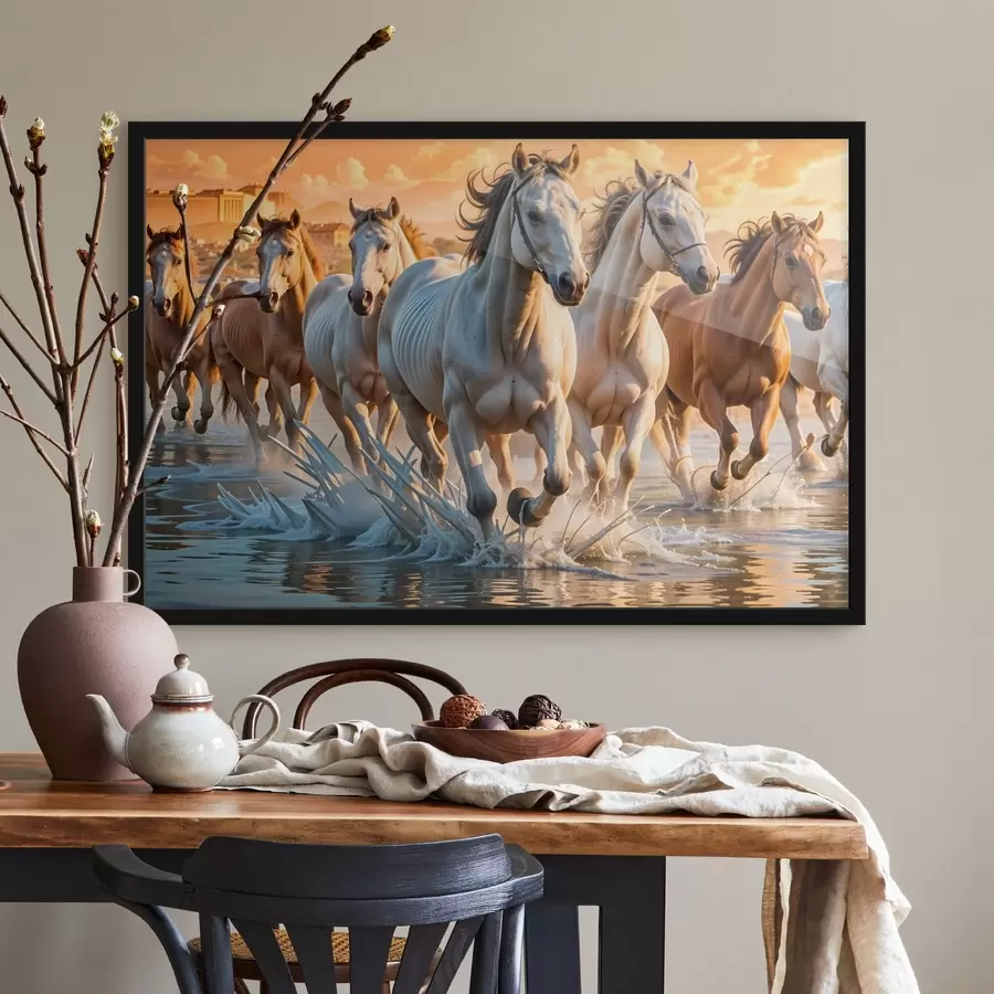 Fototapetes Baltu zirgu ganāmpulks, kas skrien pa seklūdeni, un fonā ir oranžas debesis f41740