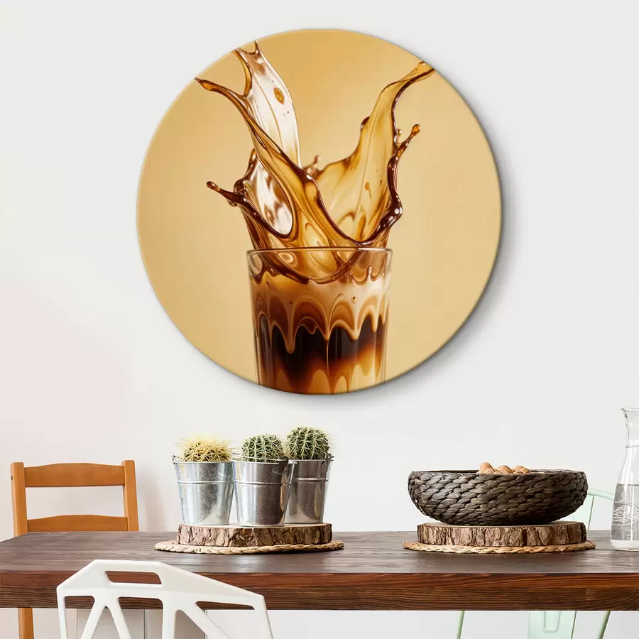 Glezna Glāze piepildīta ar kafiju ar dramatisku šļakatu efektu, radot abstraktu un dinamisku vizuālo izskatu r40165