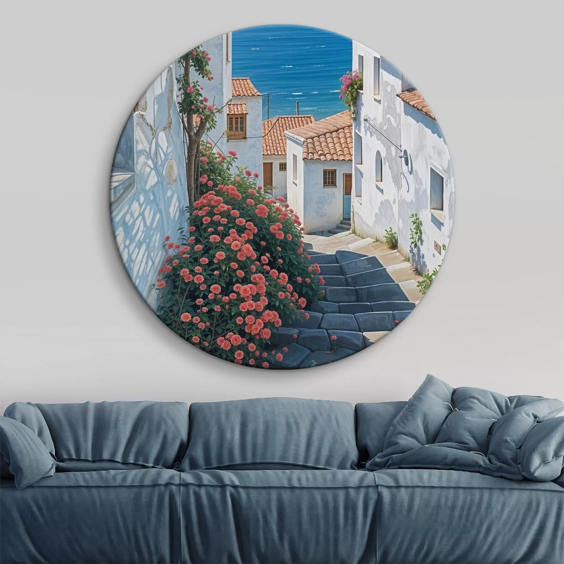 Glezna Šaura iela piekrastes pilsētā ar baltām ēkām, sarkanu dakstiņu jumtiem un koši rozā ziediem r39532