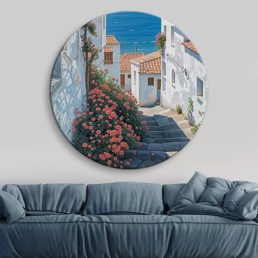 Glezna Šaura iela piekrastes pilsētā ar baltām ēkām, sarkanu dakstiņu jumtiem un koši rozā ziediem r39532