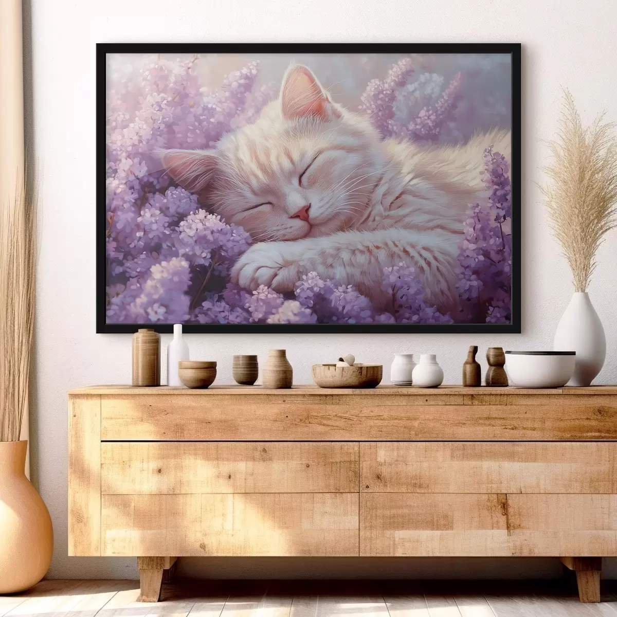 Plakāts kaķis guļ uz violetiem ziediem f42012