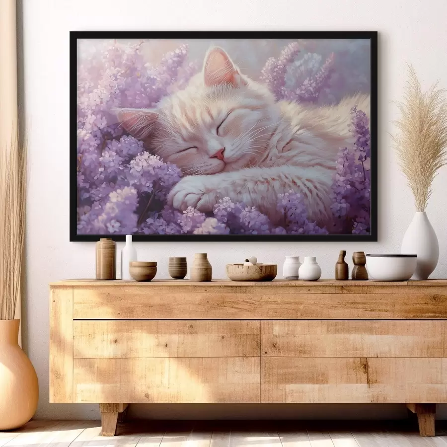 Fototapetes kaķis guļ uz violetiem ziediem f42012