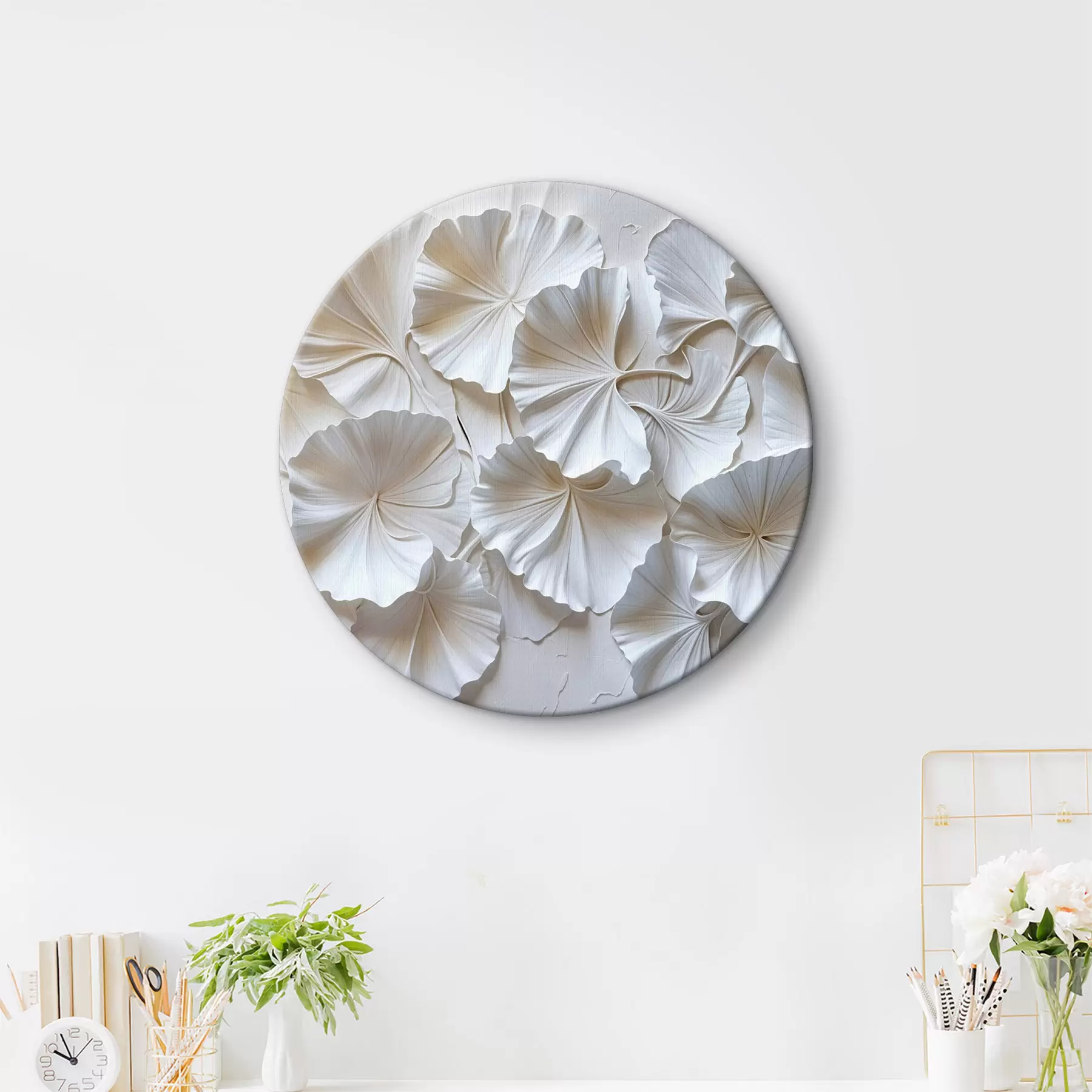 Glezna Smalki balti ziedi, kas sakārtoti dabiskā, organiskā rakstā uz gaiša fona r39510