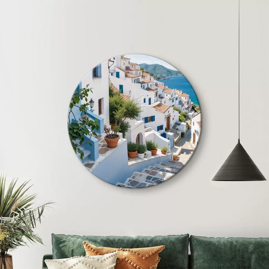 Glezna Gleznaina piekrastes pilsēta ar baltām ēkām, ziliem logiem un augiem podos, kas rindojas šaurajās ieliņās r40148