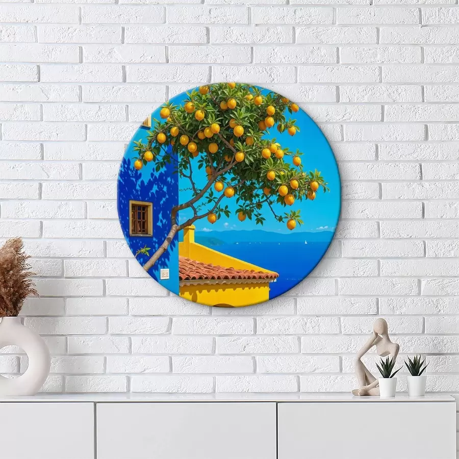Glezna Apelsīnu koks ar gataviem augļiem, kas aug uz ēkas ar zilu sienu un dakstiņu jumtu ar skatu uz okeānu r40159