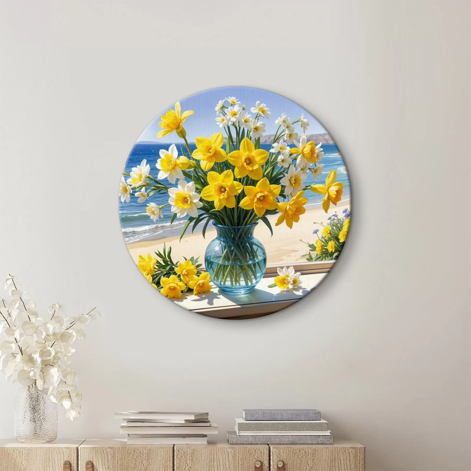 Glezna Dzelteno narcišu un balto margrietiņu pušķis stikla vāzē uz palodzes ar skatu uz pludmali un okeānu r40171