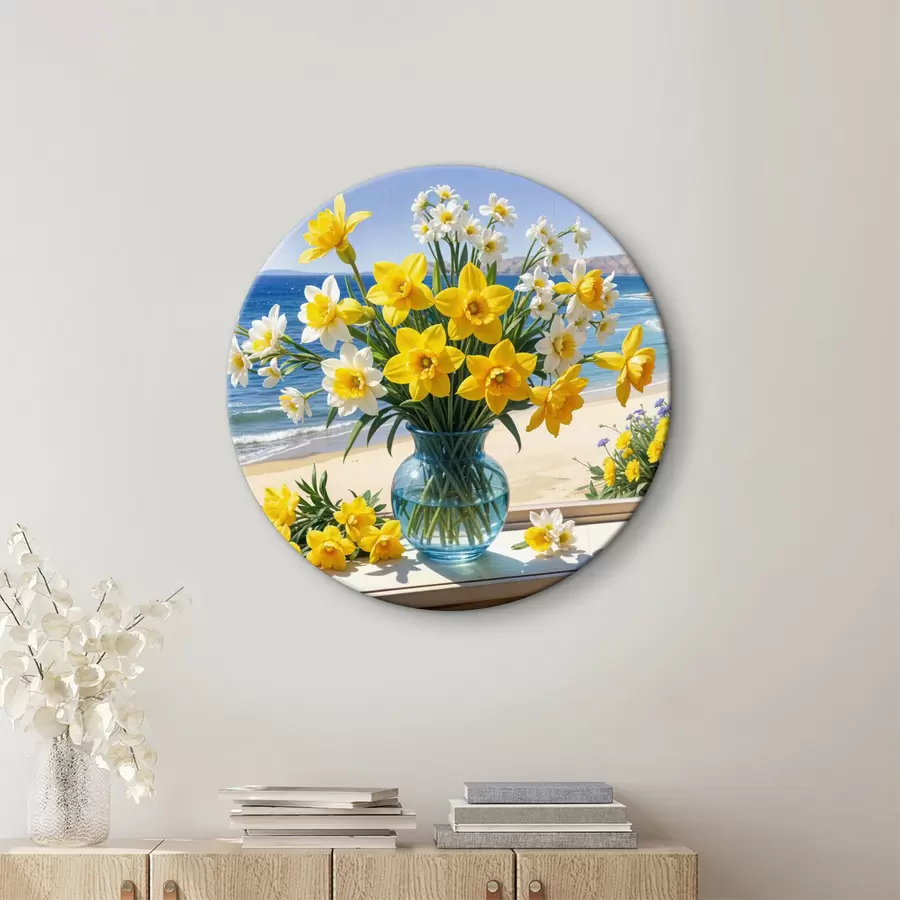 Fototapetes Dzelteno narcišu un balto margrietiņu pušķis stikla vāzē uz palodzes ar skatu uz pludmali un okeānu r40171