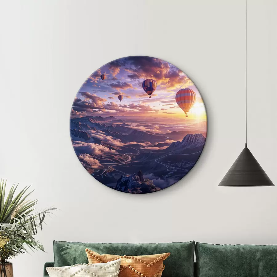 Glezna Gaisa baloni, kas peld virs kalnainas ainavas saulrietā, ar mākoņiem un košām krāsām debesīs r40397