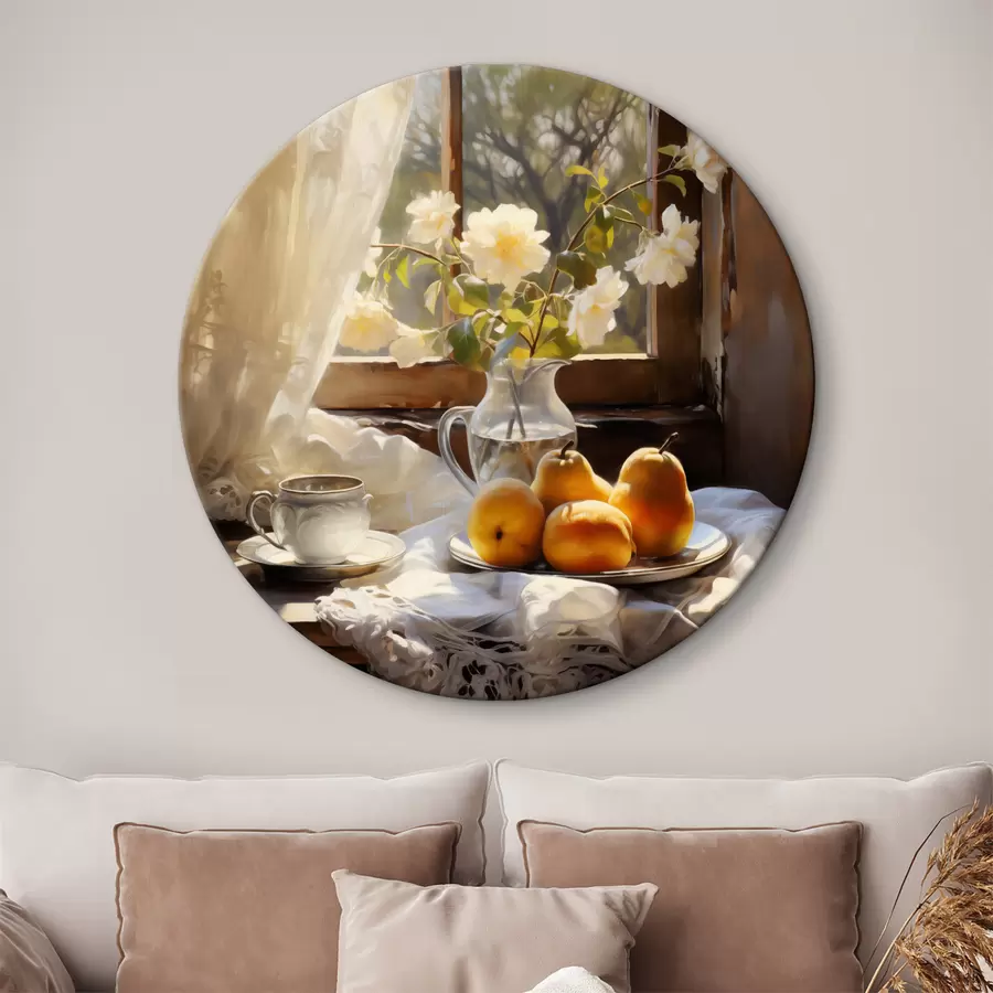 Glezna Lauku stila klusā daba no dzelteniem nogatavojušiem bumbieriem uz šķīvja uz galda pie loga, baltas rozes stikla krūzē, balti mežģīņu aizkari r39129