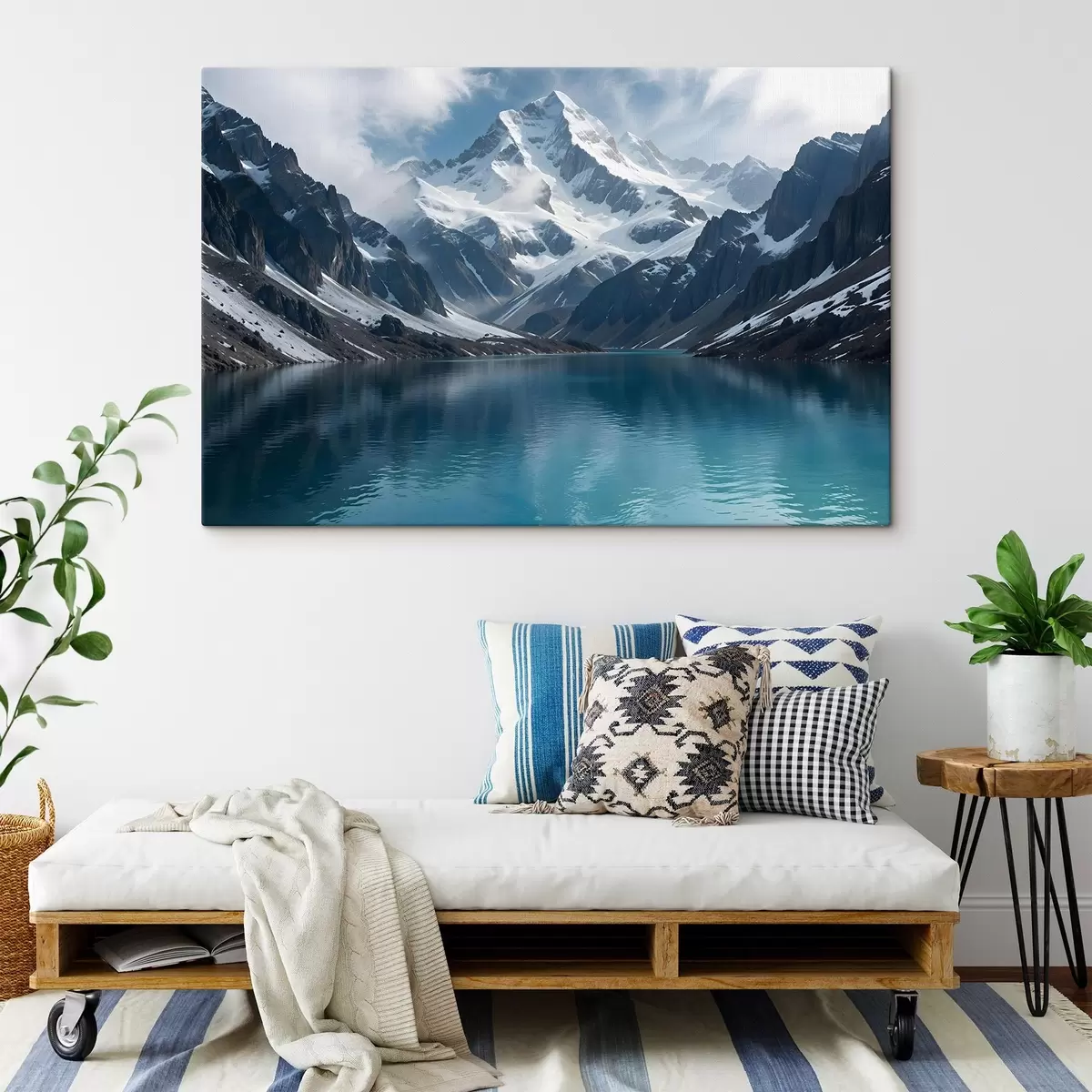 Glezna Sniegota kalna virsotne, kas atspoguļojas mierīgā tirkīza ezerā, ko ieskauj klinšains apvidus un dramatiski mākoņi s42232