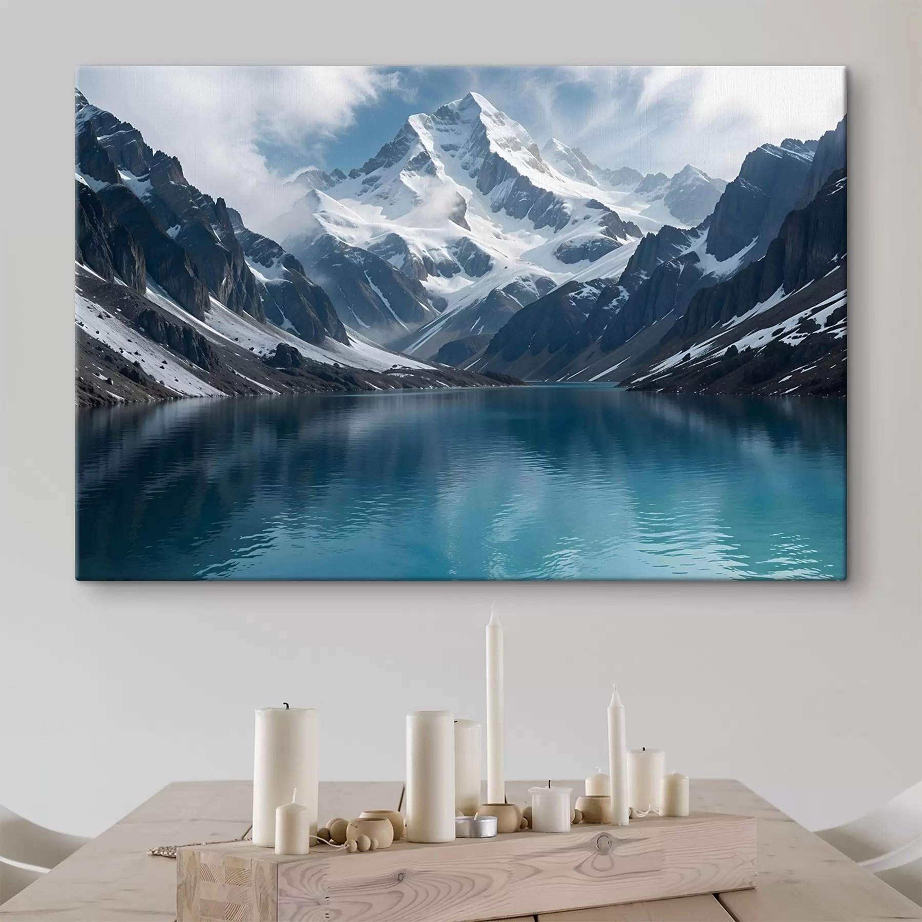 Glezna Sniegota kalna virsotne, kas atspoguļojas mierīgā tirkīza ezerā, ko ieskauj klinšains apvidus un dramatiski mākoņi s42232