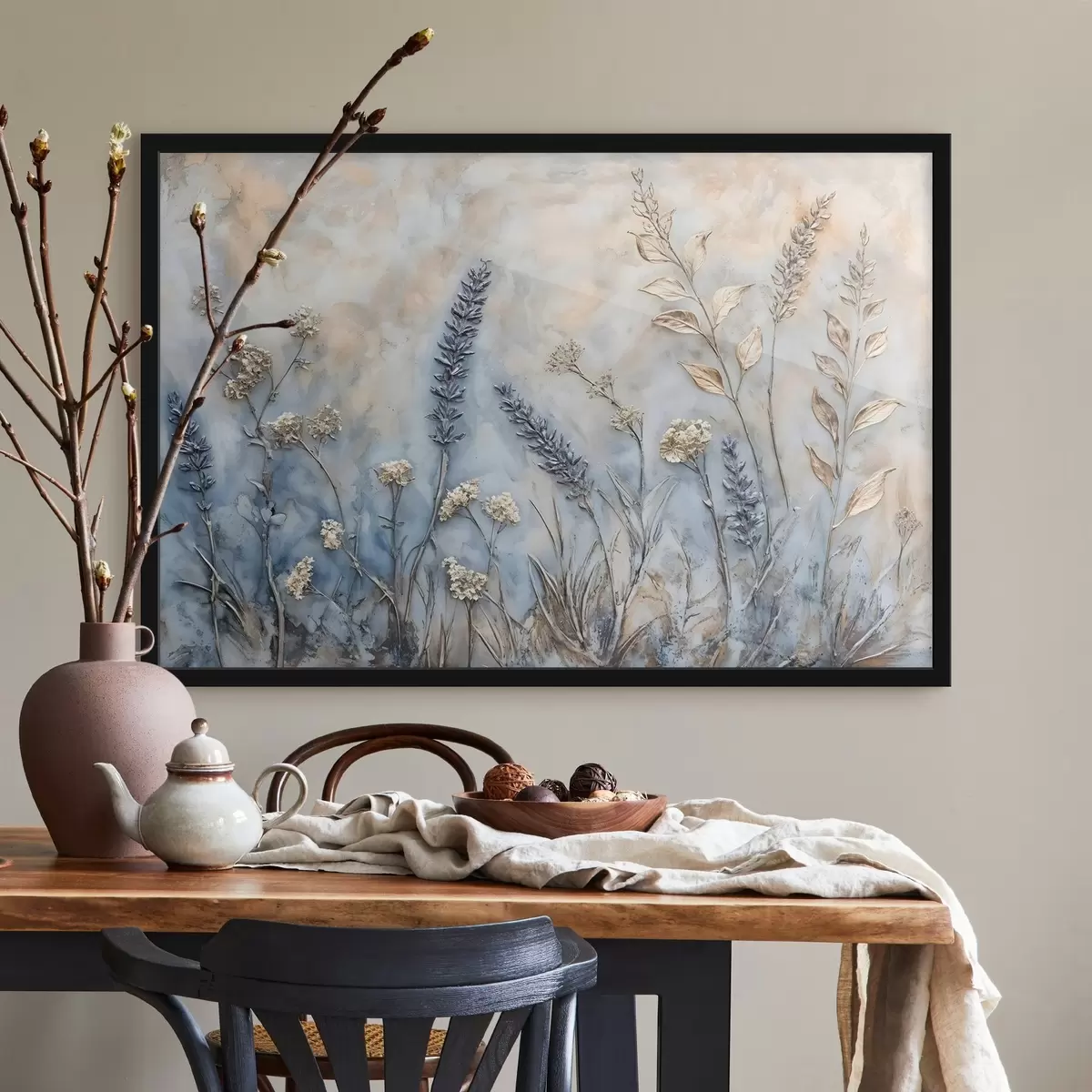 Plakāts Dažādu savvaļas ziedu un augu lauks zilos, baltos un smilškrāsas toņos uz maiga, miglaina fona f42214