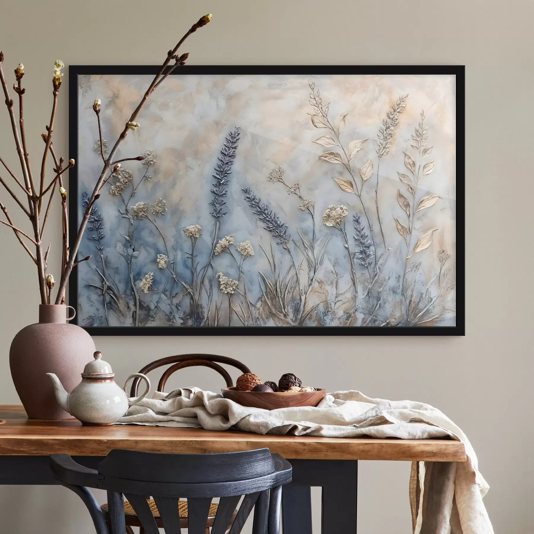 Fototapetes Dažādu savvaļas ziedu un augu lauks zilos, baltos un smilškrāsas toņos uz maiga, miglaina fona f42214