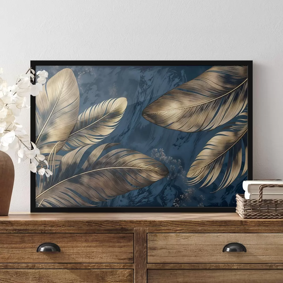 Plakāts Dzeltenas un smilškrāsas abstraktas dekoratīvas spalvas, kas peld uz tumši zila faktūras fona f42218