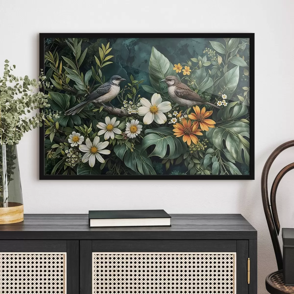 Plakāts Nelieli putni, kas sēž uz zariem, ko ieskauj sulīga tropu lapotne, tostarp lielas zaļas lapas un krāsaini ziedi f42220