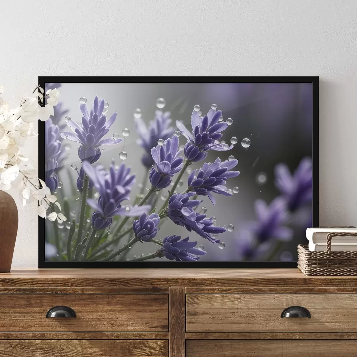 Plakāts Violeti lavandas ziedi ar ūdens pilieniem uz ziedlapiņām uz neskaidra fona f42229