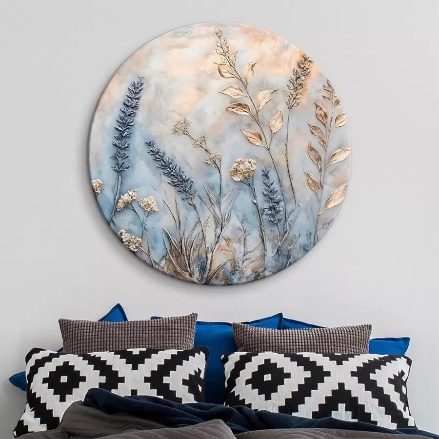 Glezna Dažādu savvaļas ziedu un augu lauks zilos, baltos un smilškrāsas toņos uz maiga, miglaina fona r42214