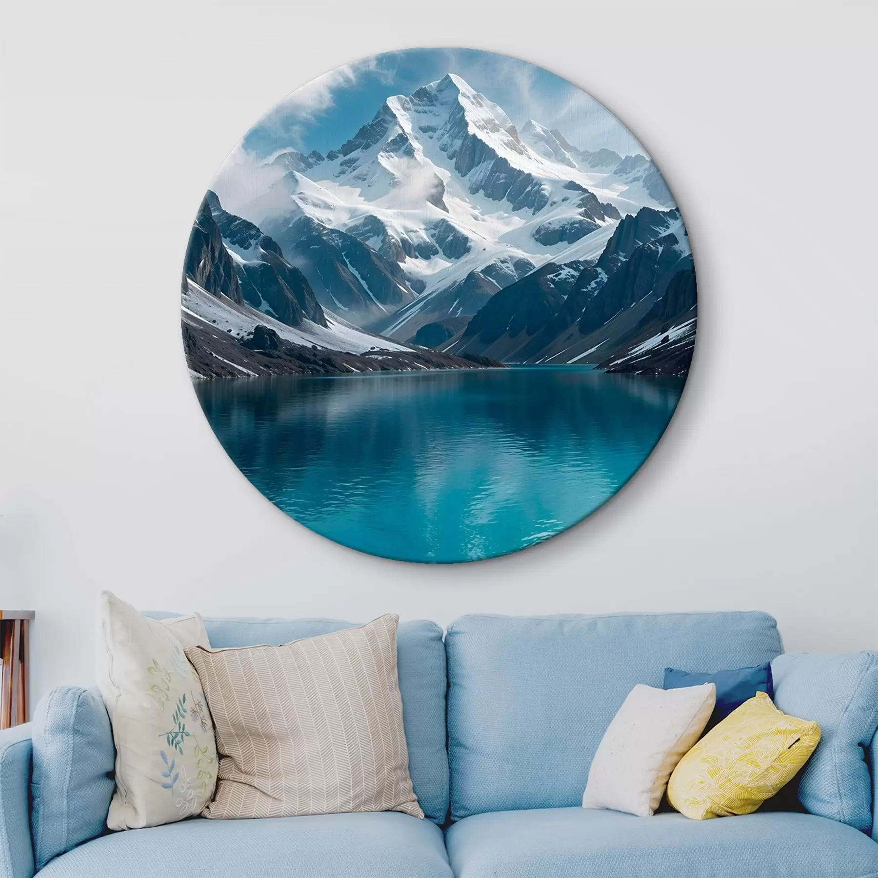 Glezna Sniegota kalna virsotne, kas atspoguļojas mierīgā tirkīza ezerā, ko ieskauj klinšains apvidus un dramatiski mākoņi r42232